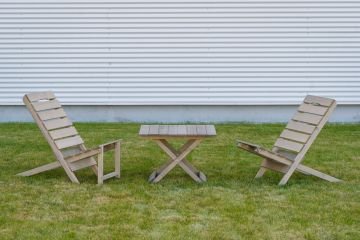 Комплект два броя сгъваеми столове тип шезлонг и маса от естествена дървесина, Сив