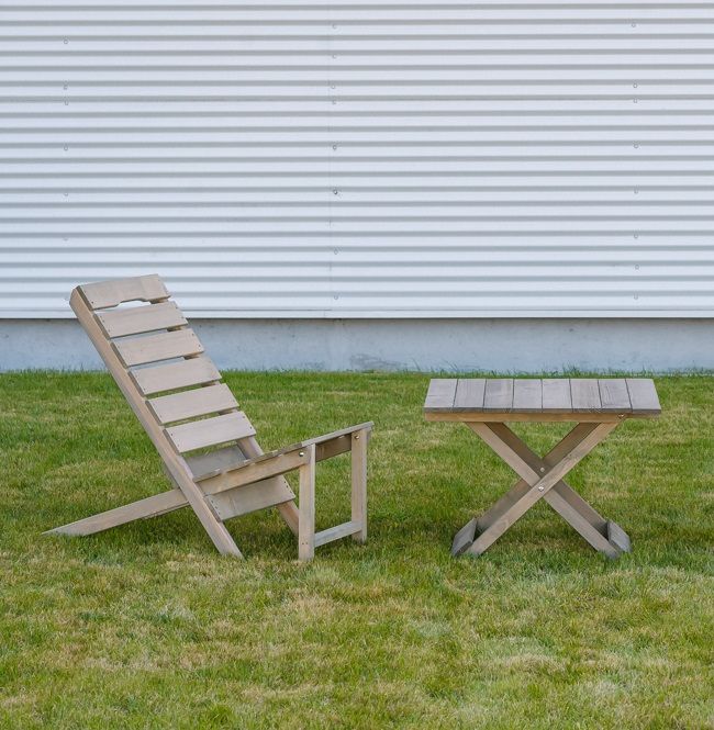 Комплект сгъваем стол тип шезлонг и маса от естествена дървесина, Сив